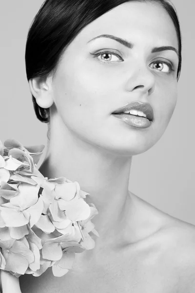 Красива жінка з квіткою — стокове фото