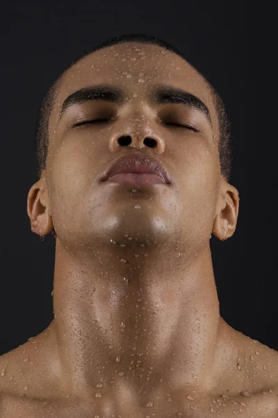Rosto do homem com gotas de água — Fotografia de Stock