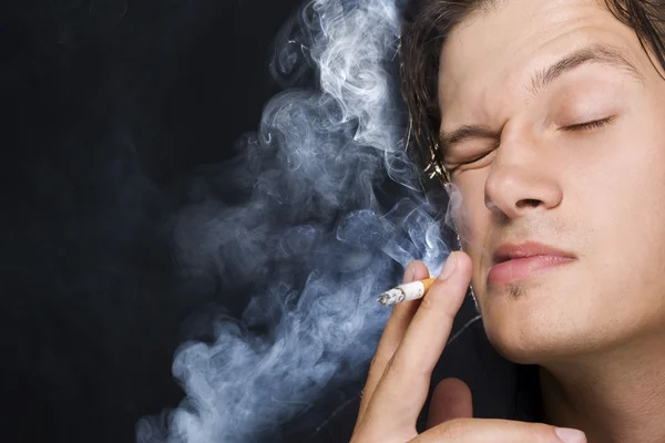 Sigara içen bir adam — Stok fotoğraf