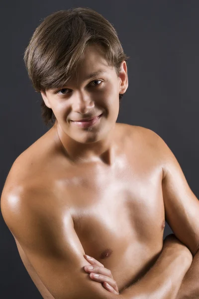Lächelnder Mann mit nacktem Oberkörper — Stockfoto