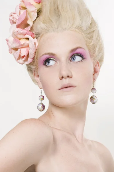 Mulher jovem com maquiagem elegante — Fotografia de Stock