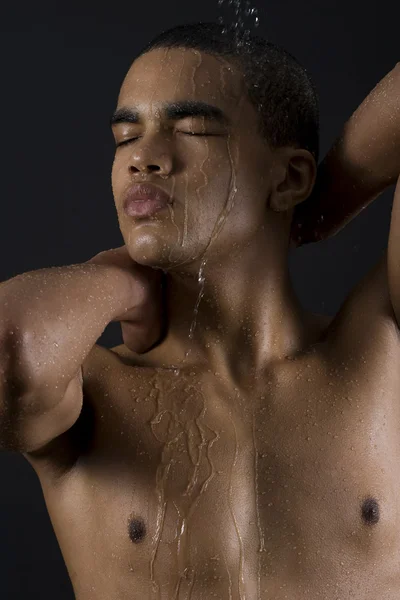 男性がシャワーを楽しむこと — ストック写真