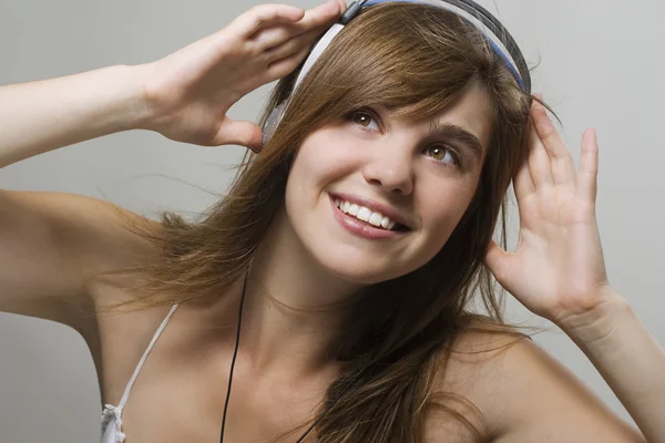 Ung kvinna lyssnar musik — Stockfoto