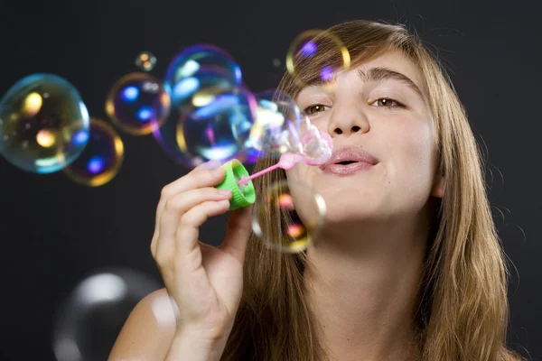Kvinna att göra bubblor — Stockfoto