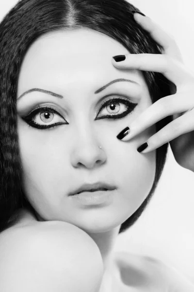 Mujer con esmalte de uñas negro y maquillaje oscuro — Foto de Stock