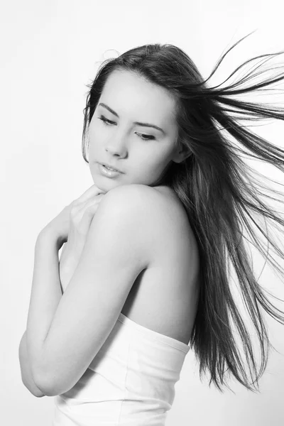 Žena s větrem ve vlasech — Stock fotografie