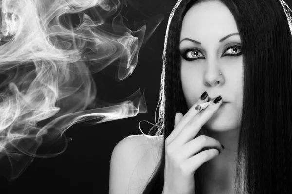 Jonge vrouw roken Stockfoto