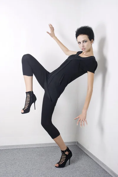 Modell i svart klänning — Stockfoto