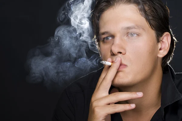 Homme fumant une cigarette — Photo