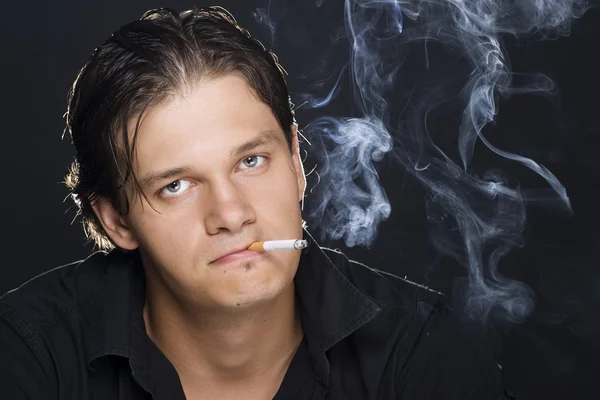 Uomo fumare una sigaretta — Foto Stock