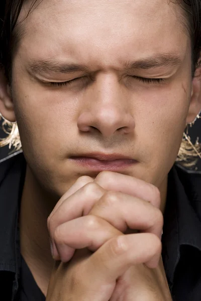 Junger Mann betet — Stockfoto