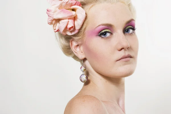 Junge Frau mit stylischem Make-up — Stockfoto