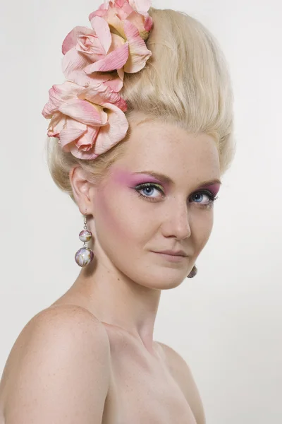 Mulher jovem com maquiagem elegante — Fotografia de Stock