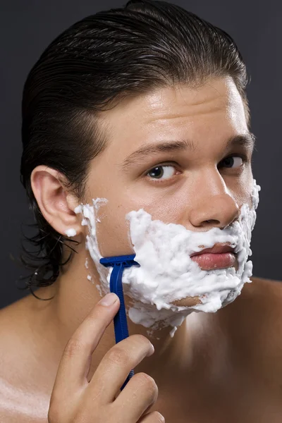 Przystojny mężczyzna do golenia — Zdjęcie stockowe