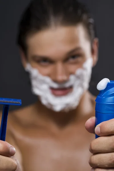Jóképű férfi borotválkozási — Stock Fotó