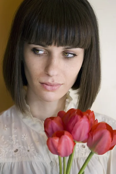 Junge Frau mit Blumenstrauß — Stockfoto