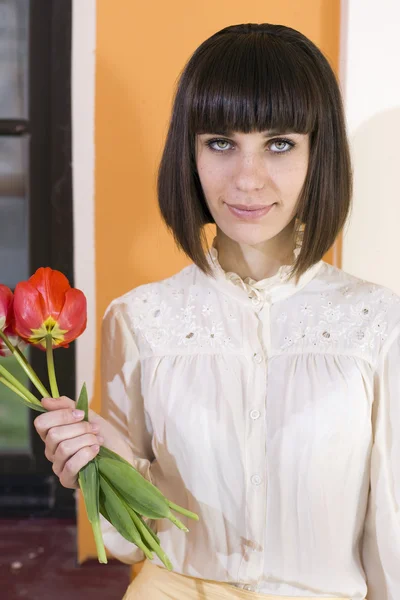 Young woman holding bouquet — Stock Photo, Image
