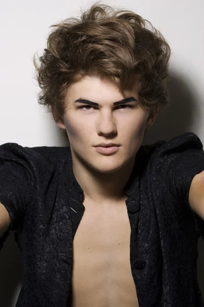 Männliche Mode-Modell mit stilvollem Make-up — Stockfoto