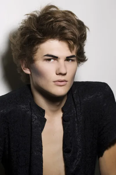 Modelo de moda masculina com maquiagem elegante — Fotografia de Stock