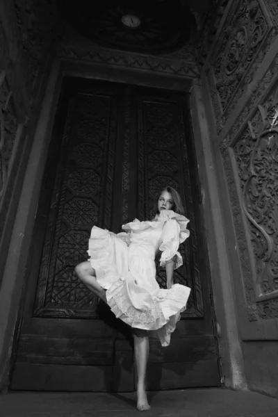 Жінка в середньовічному одязі на сходах замку — стокове фото