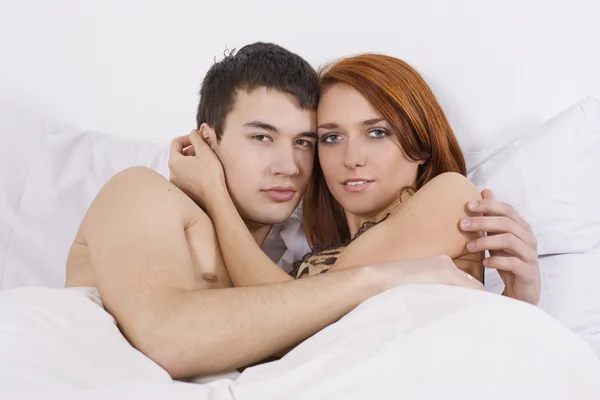 Giovane coppia in camera da letto — Foto Stock
