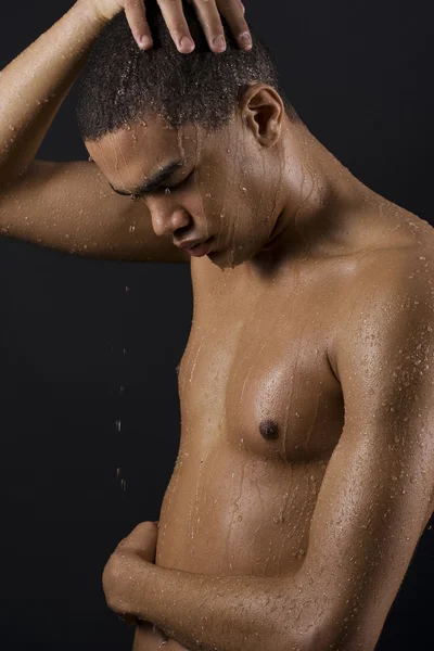 Uomini che si godono la doccia — Foto Stock