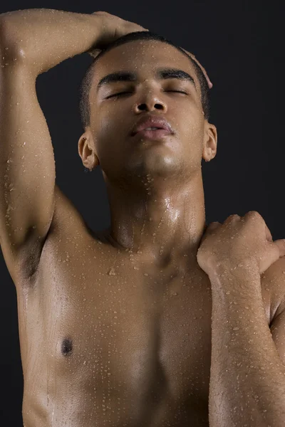 Мужчины наслаждаются душем — стоковое фото