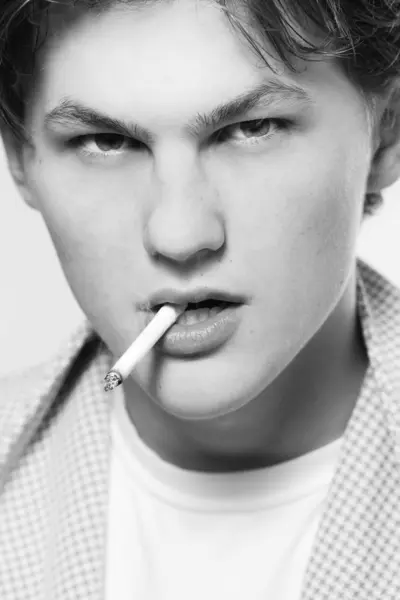 Hombre fumando un cigarrillo — Foto de Stock