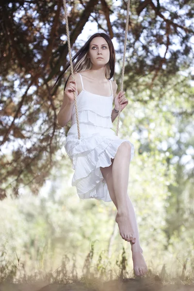 Jovem mulher balançando — Fotografia de Stock