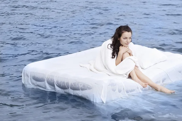여자는 바다에 침대에서 자 고 — 스톡 사진