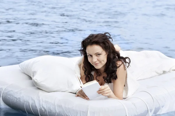 바다에서 침대에 누워 여자 — 스톡 사진