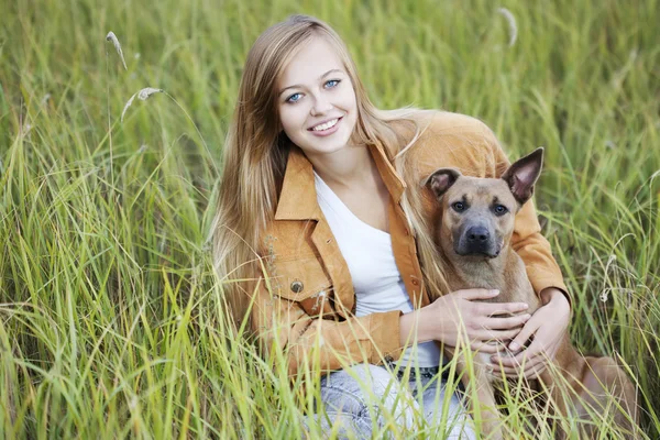 Bella ragazza e il suo cane — Foto Stock