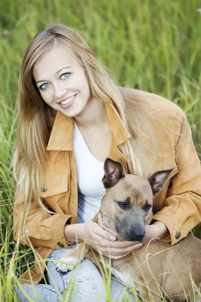 Güzel kız ve köpeği — Stok fotoğraf
