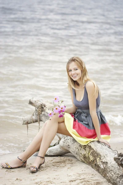 Beautiful young woman at the sea — Stock Photo, Image