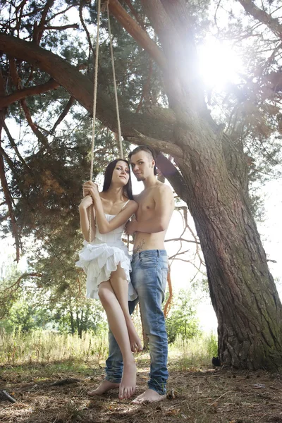 Junges glückliches Paar schaukelt — Stockfoto