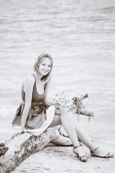 美丽的年轻女子在海 — 图库照片