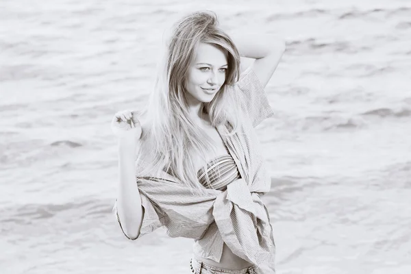 Deniz kenarındaki güzel genç kadın — Stok fotoğraf