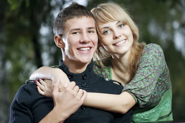 Young couple in the park — Stock Photo, Image