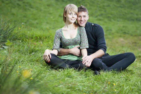 Молодая пара в парке — стоковое фото