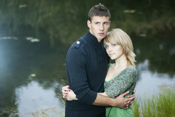 Gelukkige paar op het meer — Stockfoto