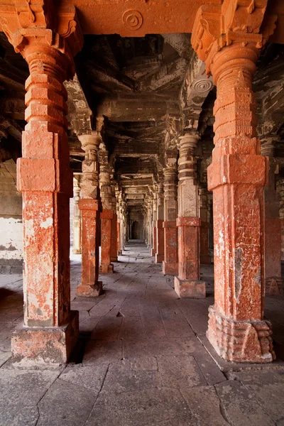Interior de um antigo templo indiano — Fotografia de Stock