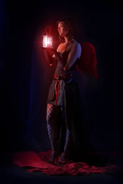 Темный ангел с фонарем — стоковое фото
