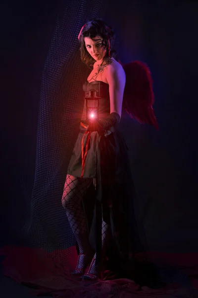 Тёмный ангел с красным фонарем — стоковое фото