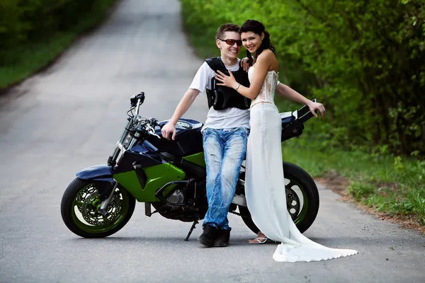 バイクに乗る人のガール フレンド — ストック写真