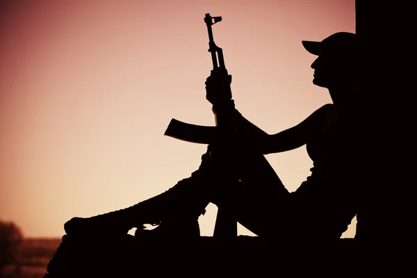Menina com o Kalashnikov — Fotografia de Stock