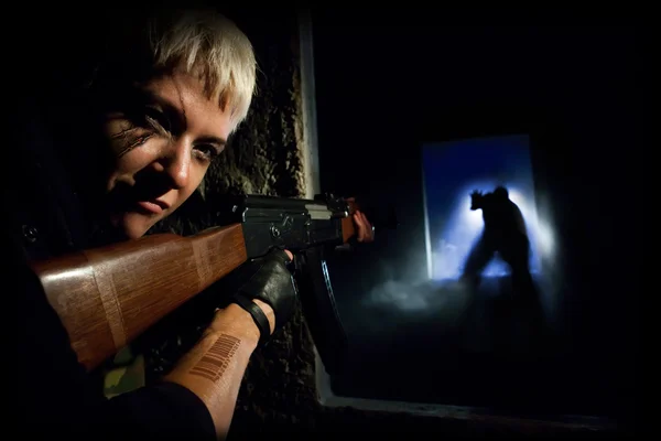 Mulher loira com metralhadora Kalashnikov — Fotografia de Stock
