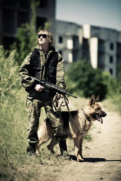 Soldat med hunden — Stockfoto