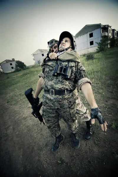 Un terroriste attrape un soldat en otage — Photo