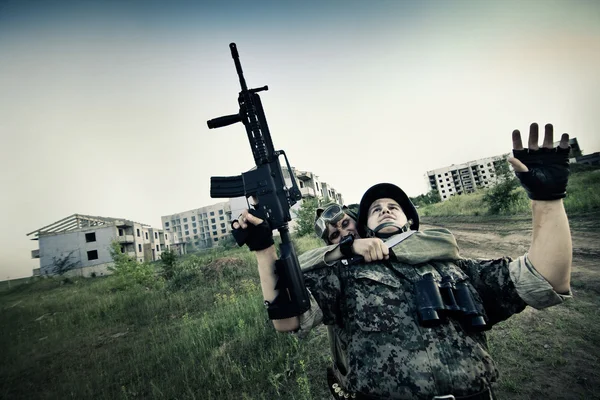 Террорист ловит солдата в качестве заложника — стоковое фото