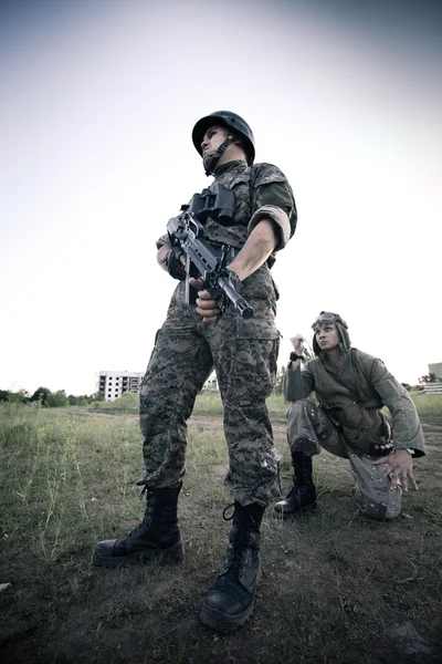 Терорист ловить солдата як заручника — стокове фото
